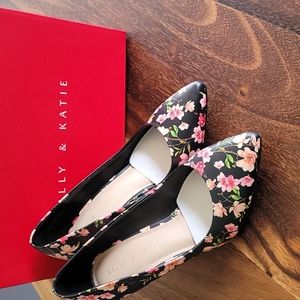 NWT Kelly & Katie Astivia Floral Pump